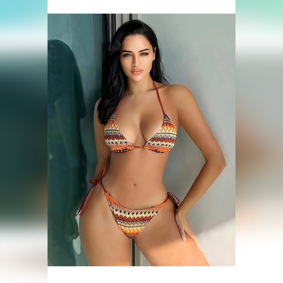 Bikini - Picture 3 of 12